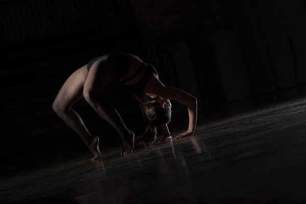 Mulher dançarina em preto fazer ponte de pinho — Fotografia de Stock