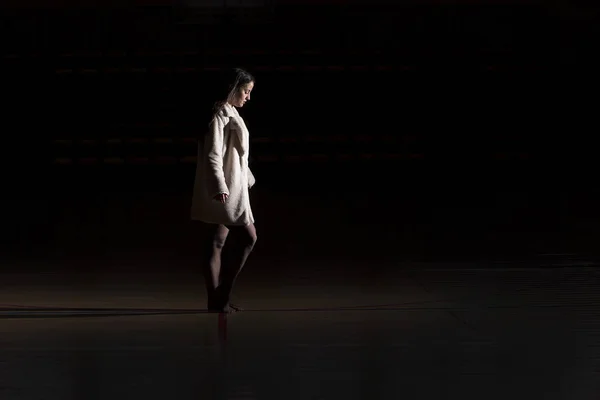 Vrouw danser met witte jas — Stockfoto