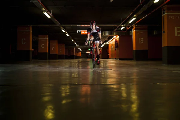 Cyclist riding on garage with orange columns — Stock Photo, Image