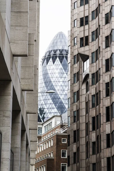 The Gherkin through an alley — Stock Photo, Image