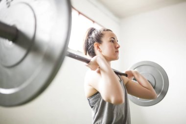 ağırlık bar ile eğitim kadın