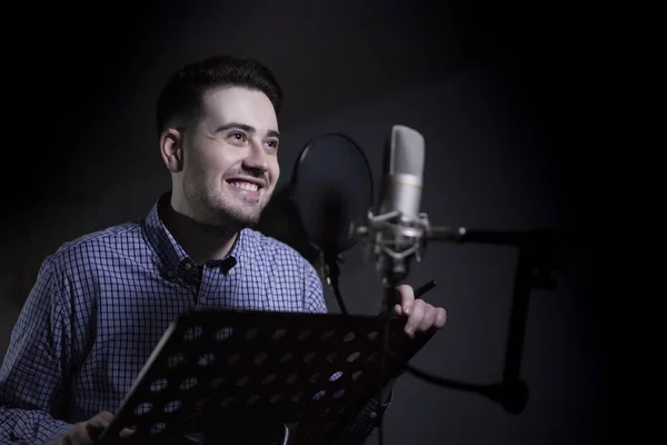 Male dub actor in dubbing studio — Stock Photo, Image