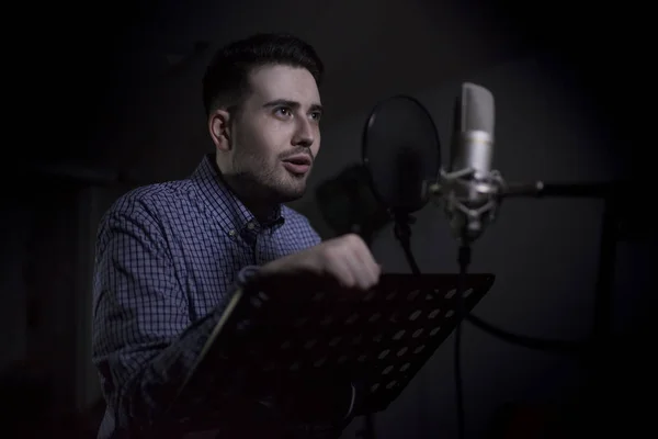 Male dub actor in dubbing studio — Stock Photo, Image