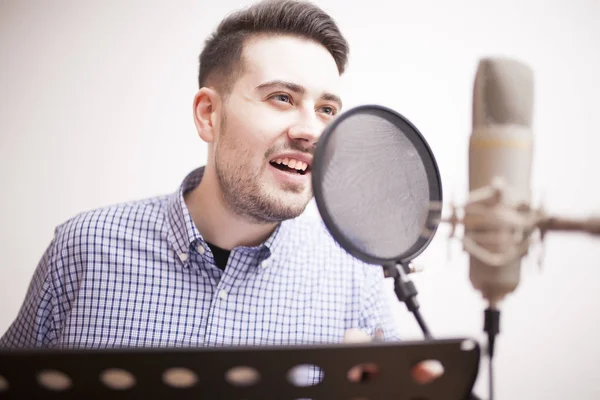 Männlicher Synchronsprecher im Synchronstudio — Stockfoto