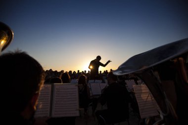 Gün batımında Filarmoni Orkestrası konseri