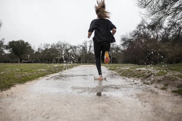 Corriendo bajo la lluvia — Foto de Stock