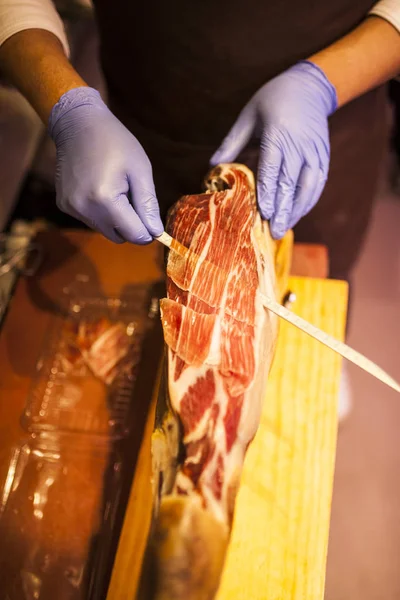 Butcher serving at his butcher shop — Stock Photo, Image