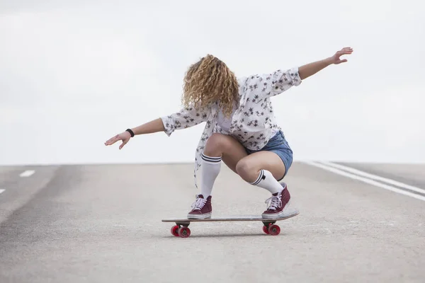 Girl rider long board — Stock Photo, Image