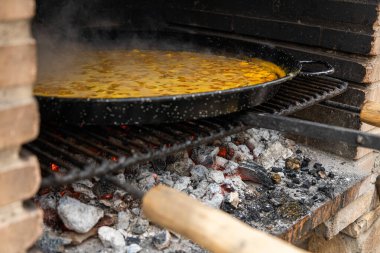 Paella barbeküde.