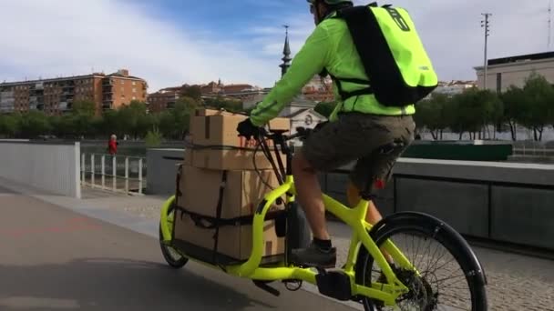 Courier Viajando Con Bicicleta Carga Por Ciudad Vista Lateral — Vídeos de Stock