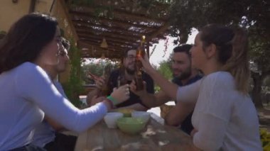Bir grup güler yüzlü arkadaş dışarıda bira içip bira içiyorlardı.