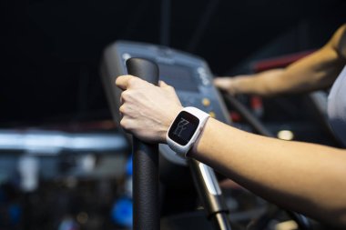 Fitness sarışın kadın.