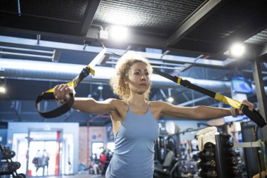 Fitness sarışın kadın.