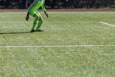 Tanınmayan genç futbolcu, oyun sahasında kaleci.