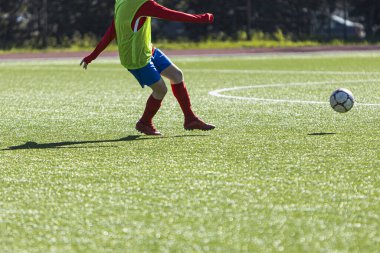 Antrenman önlüklü tanınmayan genç futbolcular, takım arkadaşlarıyla antrenman
