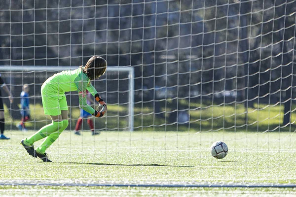 Jeune Footballeur Méconnaissable Gardien Derrière Attrapant Ballon Sur Terrain Jeu — Photo