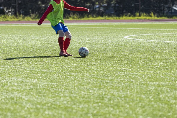 Oigenkännliga Unga Fotbollsspelare Med Träningshörna Träning Med Lagkamrater — Stockfoto