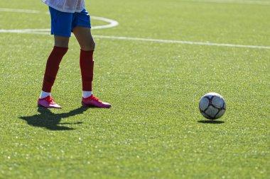 Antrenman önlüklü tanınmayan genç futbolcular, takım arkadaşlarıyla antrenman