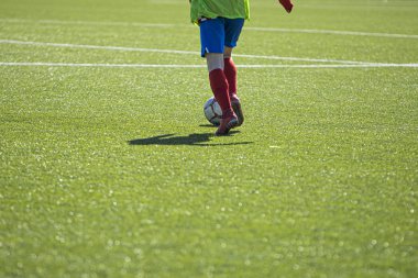 Antrenman önlüklü tanınmayan genç futbolcular, takım arkadaşlarıyla antrenman