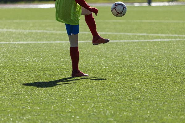 Onherkenbare Jonge Voetballers Met Trainingsslabbetje Trainen Met Teamgenoten — Stockfoto