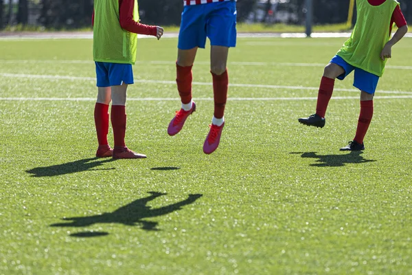 Onherkenbare Jonge Voetballers Met Trainingsslabbetje Trainen Met Teamgenoten — Stockfoto