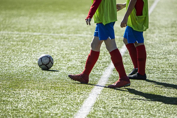 Onherkenbare Jonge Voetballers Met Trainingsslabbetje Trainen Met Teamgenoten — Stockfoto