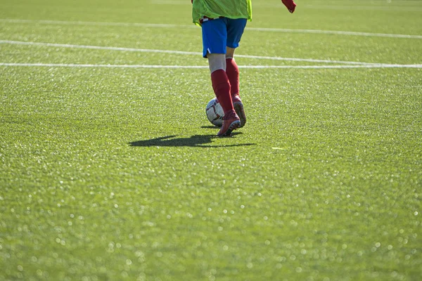 Oigenkännliga Unga Fotbollsspelare Med Träningshörna Träning Med Lagkamrater — Stockfoto