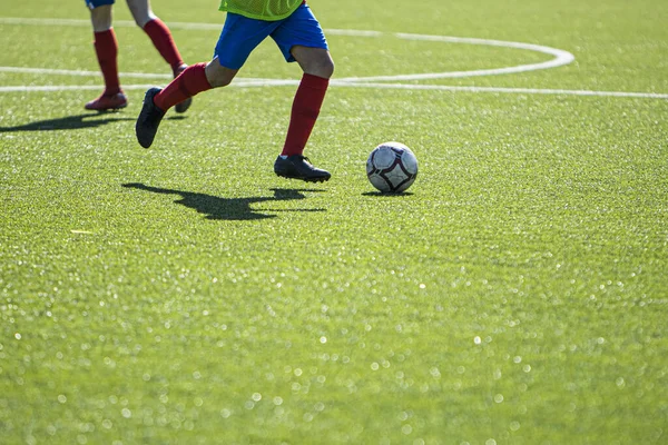 Onherkenbare Jonge Voetballers Met Trainingsslabbetje Trainen Met Teamgenoten — Stockfoto