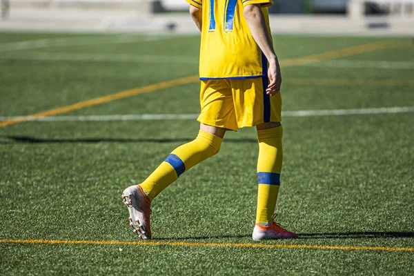 Nierozpoznawalny Młody Piłkarz Grający Mecz — Zdjęcie stockowe