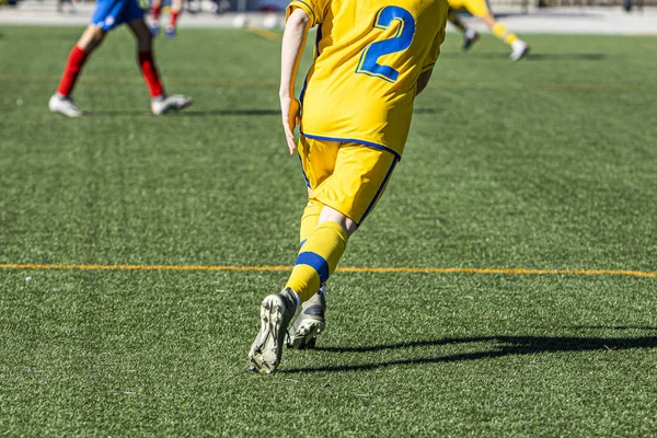 Nerozpoznatelný Mladý Fotbalista Hrající Zápas — Stock fotografie