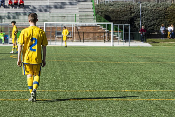 Nerozpoznatelný Mladý Fotbalista Hrající Zápas — Stock fotografie