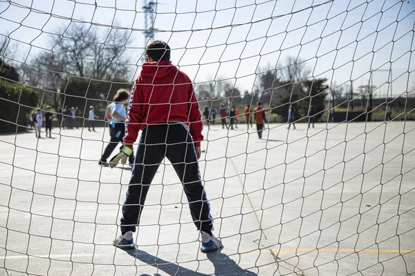 Okuldaki Çocuk Parkının Odaklanmamış Görüntüsü Bir Gol Önünde Futbol Oynayan — Stok fotoğraf