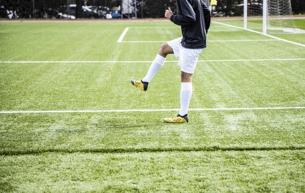 Ung Och Oigenkännlig Fotbollsspelare Uppvärmning Upp För Att För Att — Stockfoto