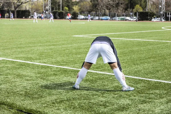 Młody Nierozpoznawalny Piłkarz Robi Ćwiczenia Rozgrzewki Aby Wyjść Grać — Zdjęcie stockowe