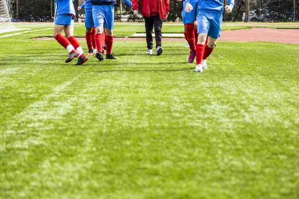 Jong Onherkenbaar Voetbalteam Doet Trainingsoefeningen Met Hun Coach Ongefocust Zicht — Stockfoto