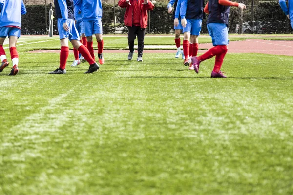 Młoda Nierozpoznawalna Drużyna Piłkarska Ćwicząca Trenerem Nieostrym Widokiem — Zdjęcie stockowe