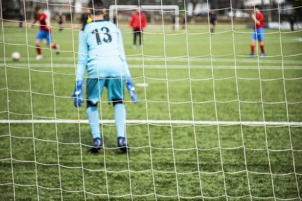 Irreconocible Joven Portero Protegiendo Gol Campo Fútbol Vista Detrás Red — Foto de Stock