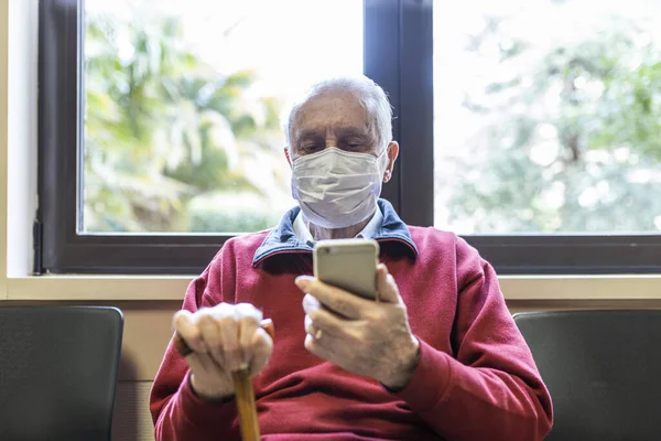 Äldre Man Sitter Läkarmottagningen Ett Sjukhus Med Respirator Och Använder — Stockfoto