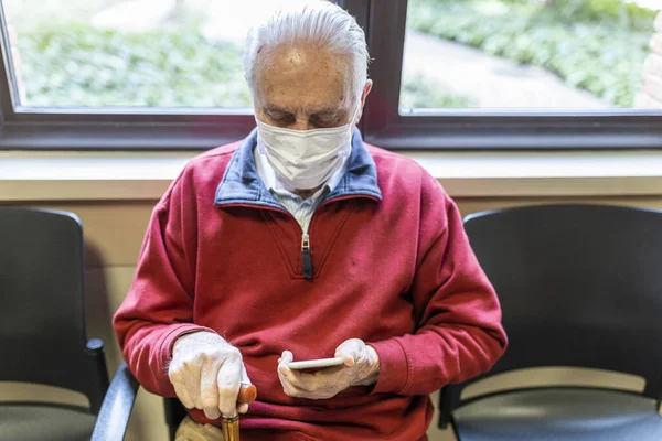 Äldre Man Sitter Läkarmottagningen Ett Sjukhus Med Respirator Och Använder — Stockfoto