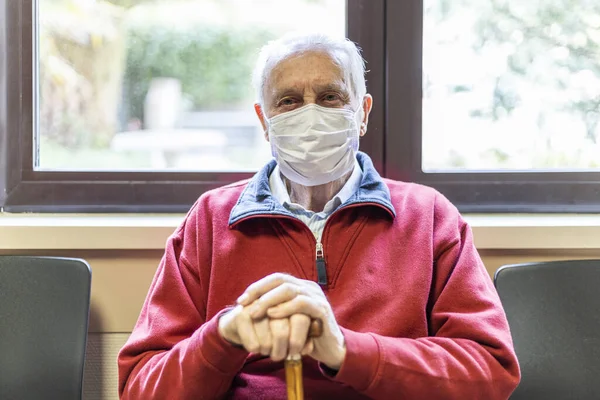 Orang Tua Duduk Kantor Dokter Rumah Sakit Dengan Respirator Melihat — Stok Foto