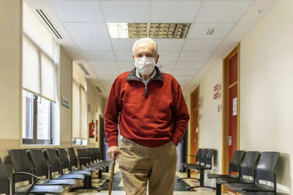 Anciano Caminando Por Pasillo Consulta Médica Hospital Con Respirador Vista —  Fotos de Stock