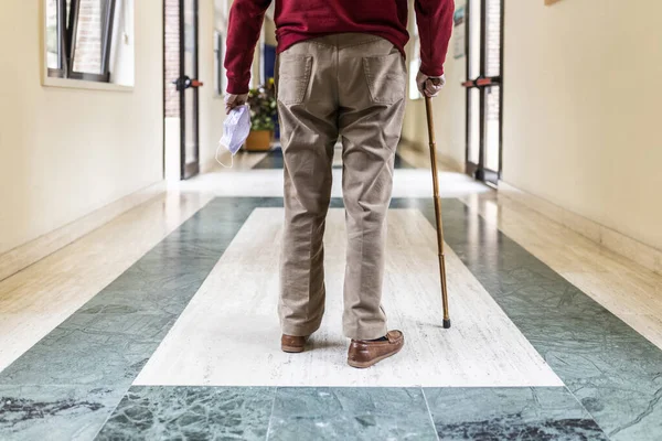 Nerozpoznatelný Starší Muž Kráčí Chodbou Lékařské Konzultace Nemocnici Dýchacím Přístrojem — Stock fotografie