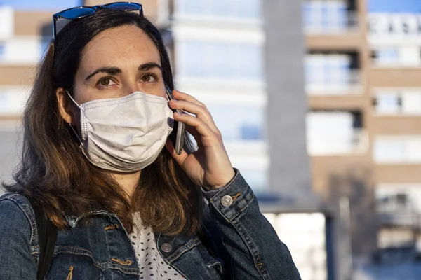 Ung Kvinna Pratar Sin Smarta Telefon Med Respirator Gatan — Stockfoto