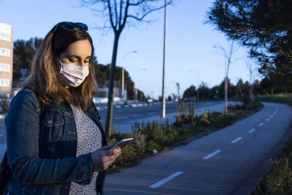 Ung Kvinna Chattar Sin Smarta Telefon Med Respirator Gatan — Stockfoto