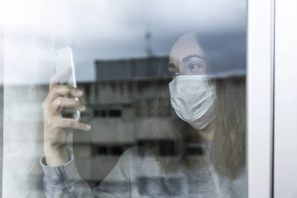 Kvinna Med Respirator Chatta Med Sin Smarta Telefon Tittar Genom — Stockfoto