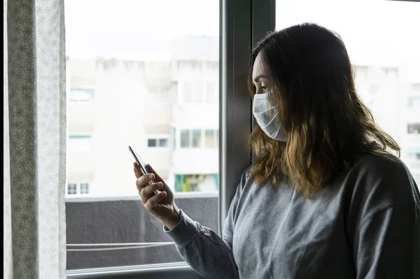 Kvinna Med Respirator Chatta Med Sin Smarta Telefon Tittar Genom — Stockfoto