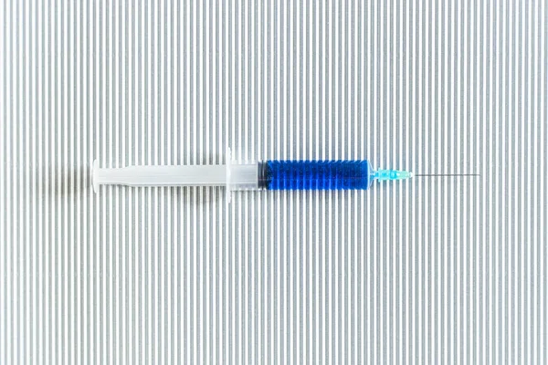 Injectiespuit Met Covid Vaccin Zilveren Achtergrond — Stockfoto