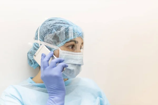 Young Nurse Protective Clothing Resting Hard Shift Talking Her Smart — Stock Photo, Image