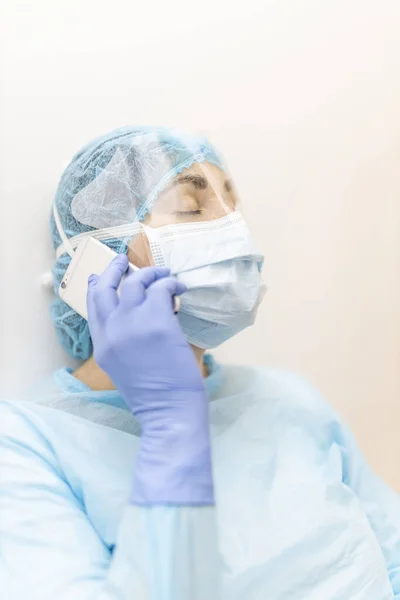 Young Nurse Protective Clothing Resting Hard Shift Talking Her Smart — Stock Photo, Image