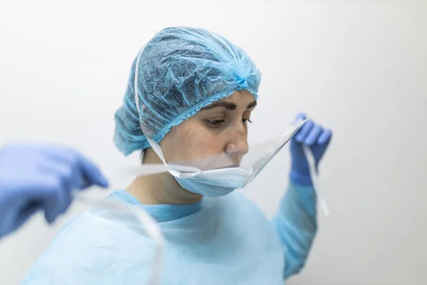 Enfermera Joven Atando Respirador Con Ropa Protectora — Foto de Stock